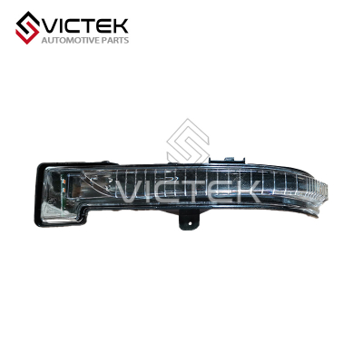 Lámpara en el espejo derecho