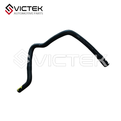 El lado superior izquierdo del radiador.